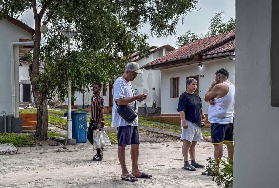 Expelled from the United States, fifteen migrants from Colombia, Ecuador, and Peru spent 27 hours on a plane, handcuffed and chained, before finally landing in the Democratic Republic of the Congo. PHOTO: AFP/ GLODY MURHABAZI