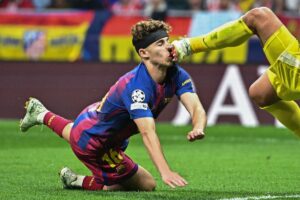 Barcelona's Spanish midfielder #16 Fermin Lopez (L) collides with Atletico Madrid's Argentine goalkeeper #01 Juan Musso during the UEFA Champions League quarter final.  (PHOTO: AFP/ JAVIER SORIANO