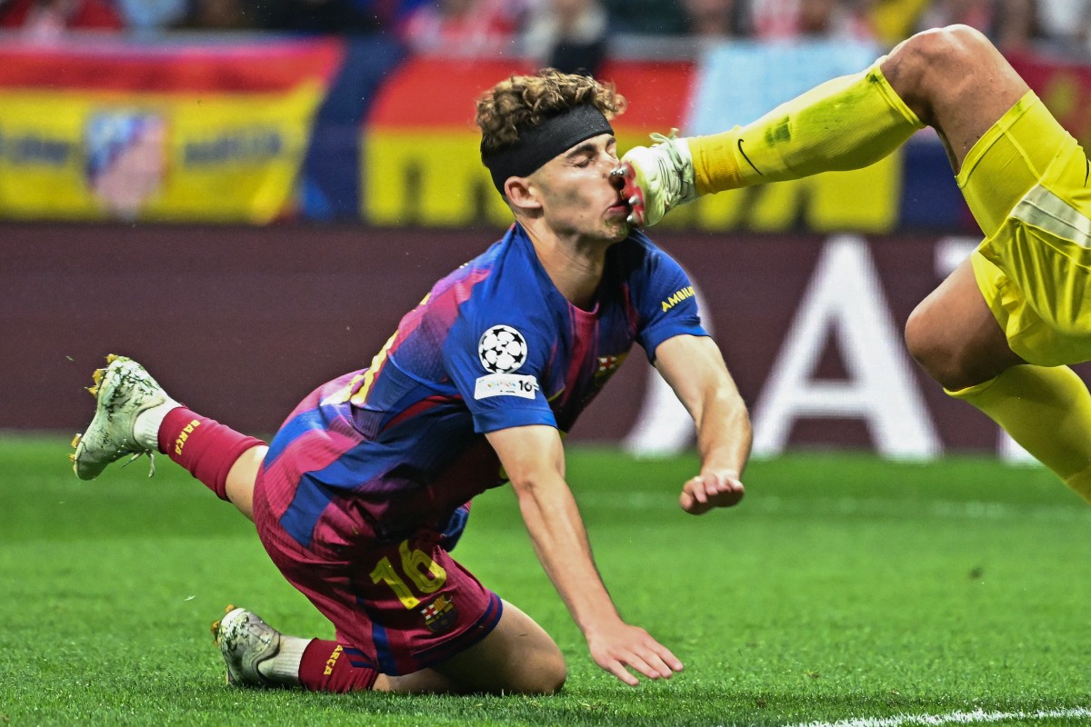 Barcelona's Spanish midfielder #16 Fermin Lopez (L) collides with Atletico Madrid's Argentine goalkeeper #01 Juan Musso during the UEFA Champions League quarter final. (PHOTO: AFP/ JAVIER SORIANO