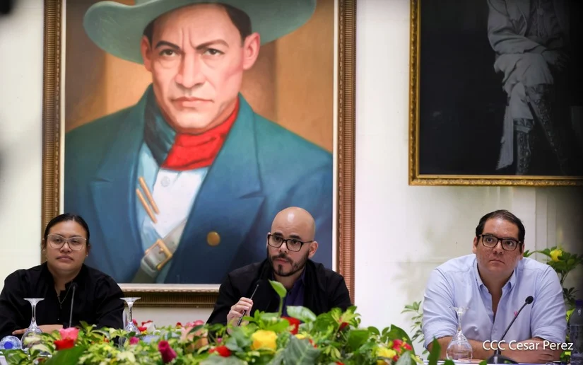 Daniel Edmundo (center) and Maurice Ortega Murillo (right) in exchanges with Chinese journalists on September 10, 2024. Photo/ Presidency.