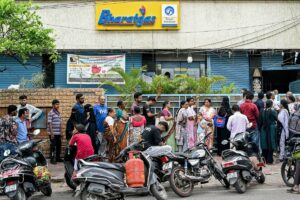 People queue to receive liquefied petroleum gas (LPG) cylinders from a Bharat Petroleum Corporation gas agency office in Hyderabad on March 31, 2026. FOTO/AFP