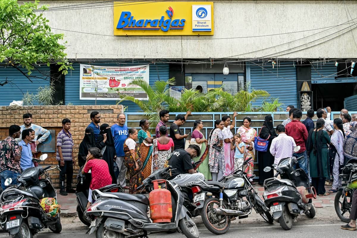People queue to receive liquefied petroleum gas (LPG) cylinders from a Bharat Petroleum Corporation gas agency office in Hyderabad on March 31, 2026. FOTO/AFP
