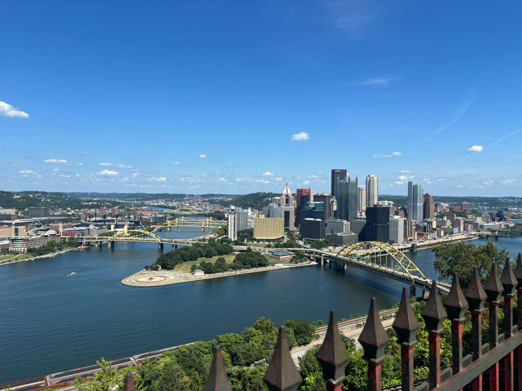 An impressive view of the city of Pittsburgh awaits thousands of visitors during the NFL 2026 Draft. PHOTO: PITTSBURGH GLOBAL NEWS/ FREDDY POTOY ROSALES
